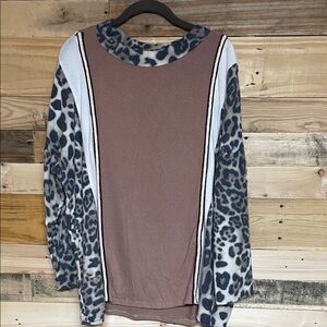 Hailey & Co size Large Leopard Sleeve Colorblock Soft Top - Mauve, Brown, Gray